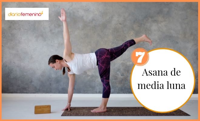 Asana de media luna para la ansiedad